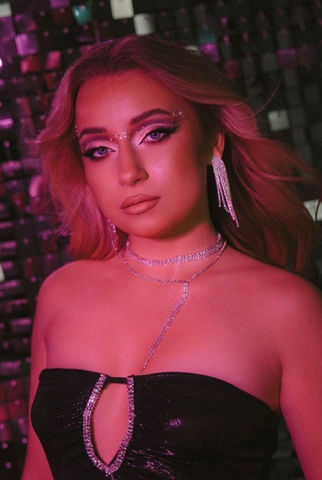 Modelka prezentuje najnowsze zdjęcie z portfolio Agaataa