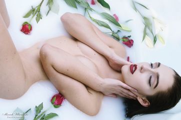 Zdjęcie z portfolio marek (Fotograf), przedstawiające wanna, mleko, woda, kwiaty