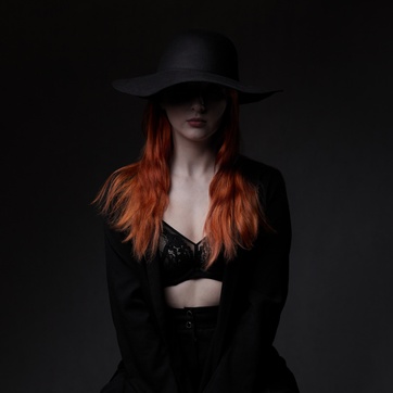 Zdjęcie z portfolio diabeu (Fotograf), przedstawiające studio, kapelusz, rude