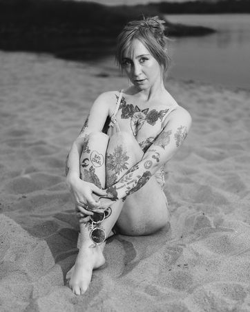 Zdjęcie z portfolio WObiektywieGM (Fotograf), przedstawiające modelka, plaża, bydgoszcz, tatuaże, body, piasek, koronka