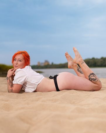 Zdjęcie z portfolio WObiektywieGM (Fotograf), przedstawiające plaża, lato, bydgoszcz, piasek, tatuaże, stringi