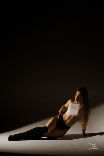 Najlepiej oceniane zdjęcie, wybrane z portfolio Carlostinki, przedstawiające sensual, studio, bielizna