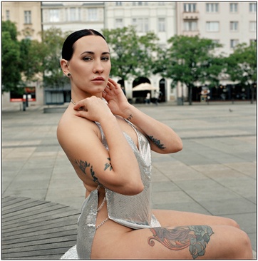 Zdjęcie z portfolio alaalicjaw (Modelka), przedstawiające portret, metalowa sukienka, ostrava