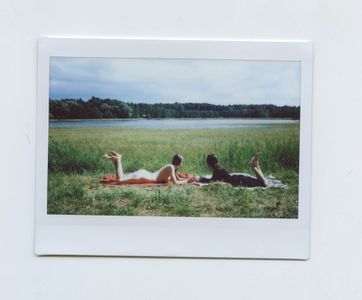 Zdjęcie z portfolio KaBoom (Modelka), przedstawiające jezioro, trawa, koc, tatuaż, odbityka, instax