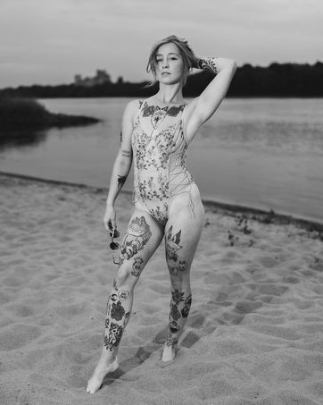 Zdjęcie z portfolio WObiektywieGM (Fotograf), przedstawiające modelka, plaża, bydgoszcz, body, okulary, piasek, tatuaże, bw