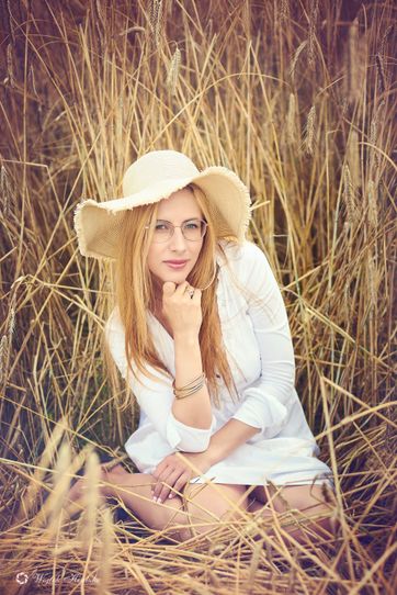 Fotograf prezentuje najnowsze zdjęcie z portfolio hadzaj, przedstawiające kapelusz, okulary, koszula, zboże, pole