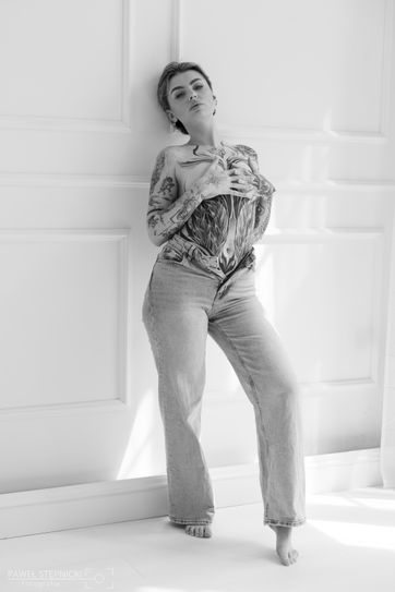 Zdjęcie z portfolio Stepnicki (Fotograf), przedstawiające sensual, studio, jeans, tatuaże