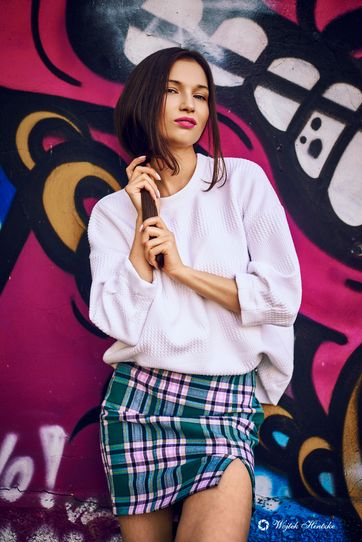 Fotograf prezentuje najnowsze zdjęcie z portfolio hadzaj, przedstawiające sweter, spódnica, graffiti, krata