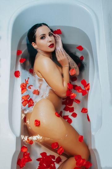 Zdjęcie z portfolio GrzegorzPalka (Fotograf), przedstawiające wanna, kobieta, dziewczyna, portret, nagość, zakryta