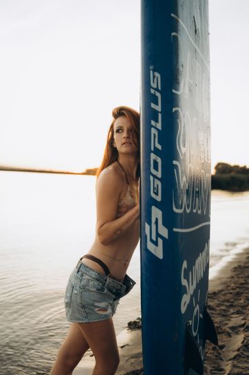 Modelka prezentuje najnowsze zdjęcie z portfolio IrmaT, przedstawiające sunset