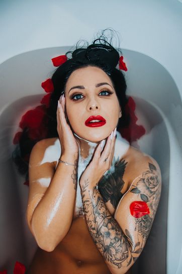 Zdjęcie z portfolio GrzegorzPalka (Fotograf), przedstawiające wanna, dziewczyna, w, wodzie