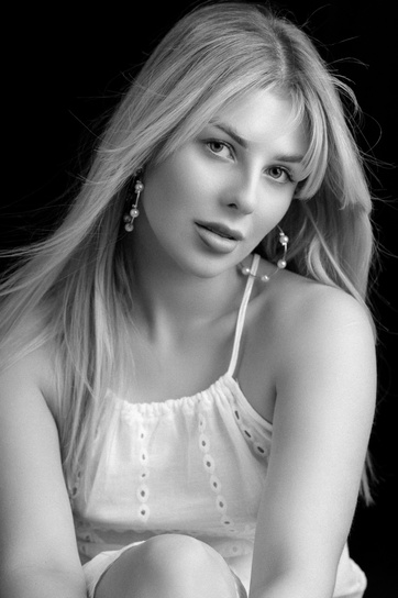 Zdjęcie z portfolio JBF (Fotograf), przedstawiające portret, studio, kobieta, blacandwhite