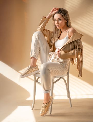 Najlepiej oceniane zdjęcie, wybrane z portfolio fotodziadek, przedstawiające frędzle, sneakersy, żaluzje, spodnie, kurtka, krzesło, studio