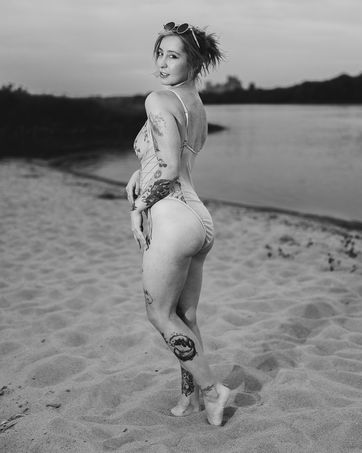 Zdjęcie z portfolio WObiektywieGM (Fotograf), przedstawiające plaża, tatuaże, kostium, okulary, piasek, modelka, bydgoszcz