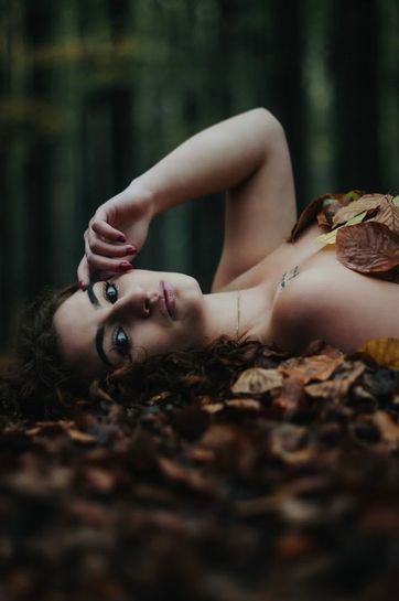 Zdjęcie z portfolio GrzegorzPalka (Fotograf), przedstawiające w, lesie, nagośc, zakryta, jesień, sensual