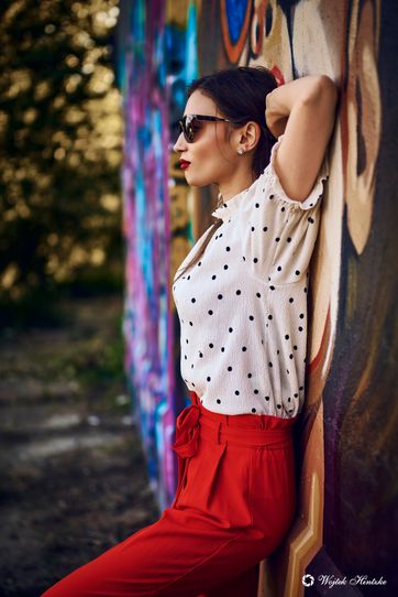 Fotograf prezentuje najnowsze zdjęcie z portfolio hadzaj, przedstawiające graffiti, okulary, bluzka, spodnie, plener