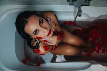 Zdjęcie z portfolio GrzegorzPalka (Fotograf), przedstawiające wanna, nagość, zakryta, dziewczyna, portret