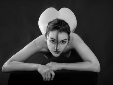 Najlepiej oceniane zdjęcie, wybrane z portfolio fotodziadek, przedstawiające serce, stół, studio, monochromatyczne, blat